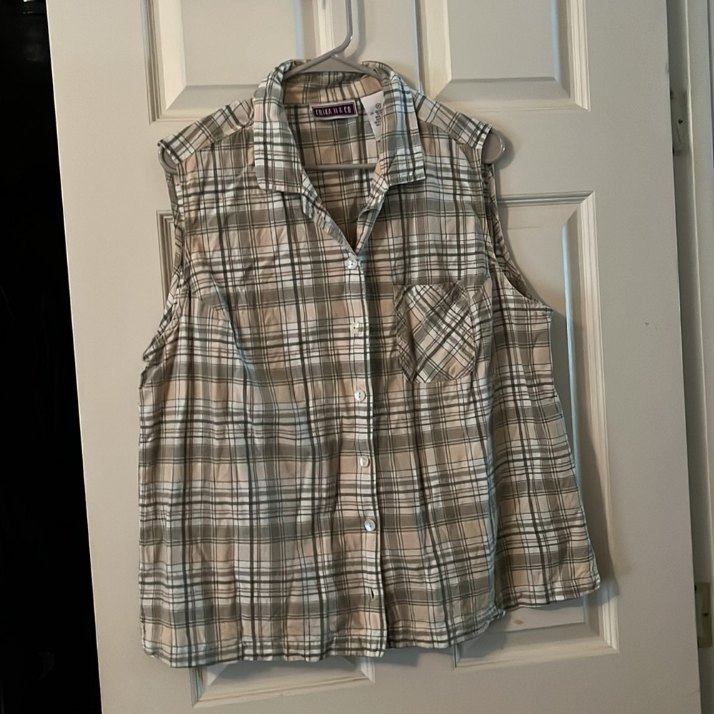 Nice sleeveless blouse. Kinda of gray, w tan.